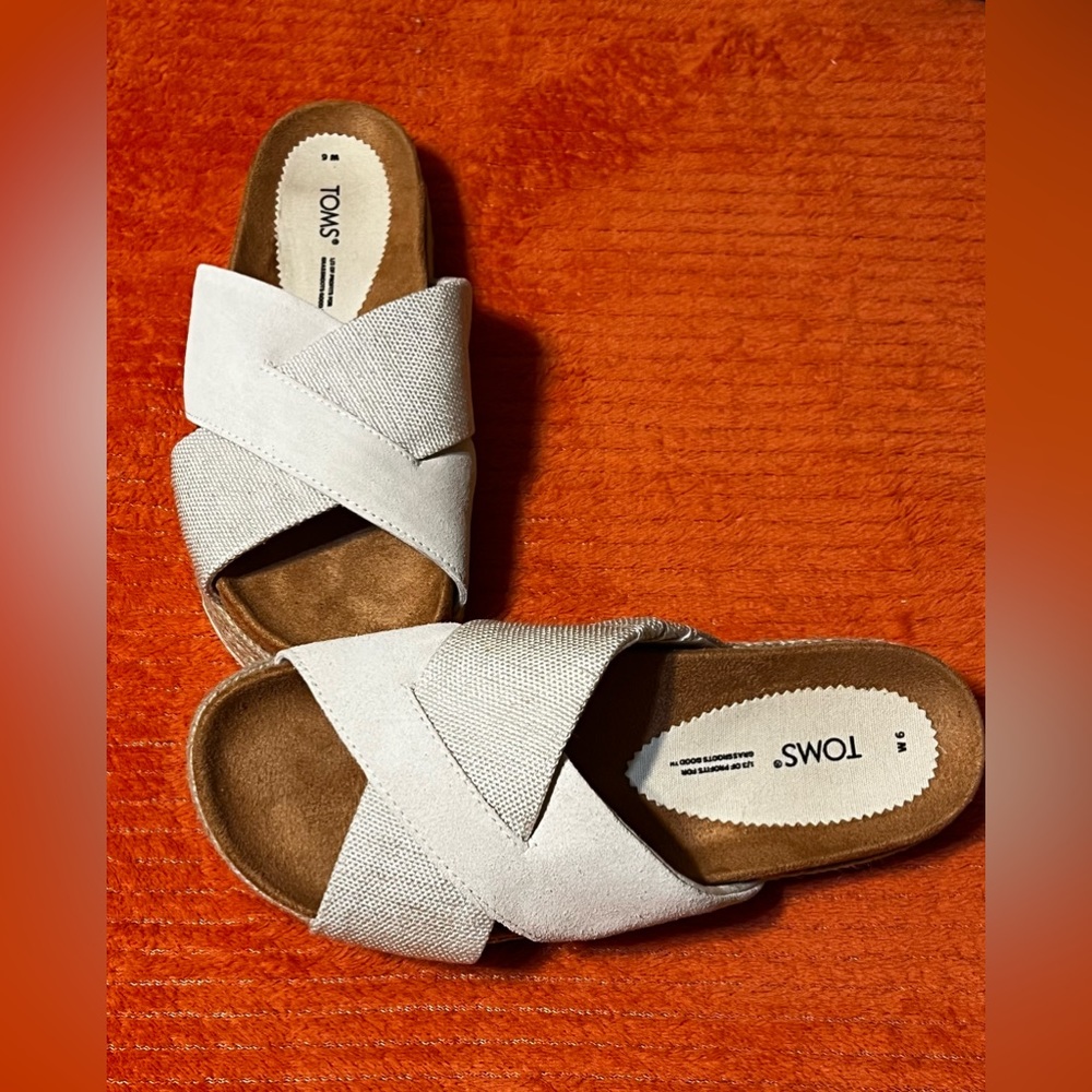 Tom’s. Cream Colored Canvas and Leather Material Slip on Shoes. Women’s Sz. 6 W